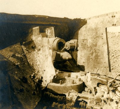 Interior de un tanque que ha sido destrozado, c1914-c1918 de Unbekannt