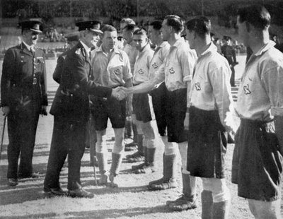 Presentaciones antes de un partido de fútbol RAF vs Policía Metropolitana, Wembley, Londres, 1942 de Unbekannt