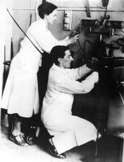 Irene Joliot-Curie y Frederic Joliot, físicos franceses, c 1935 de Unbekannt