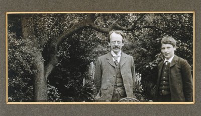 J J Thomson con su hijo, George, c. 1909 de Unbekannt