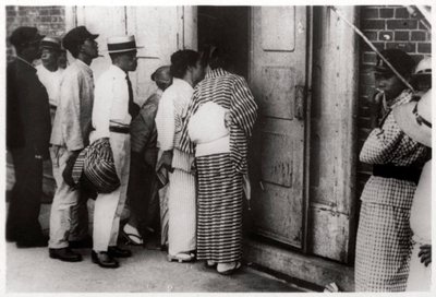 Multitud japonesa mirando dentro del hangar del Zeppelin, Kasumigaura, Japón de Unbekannt