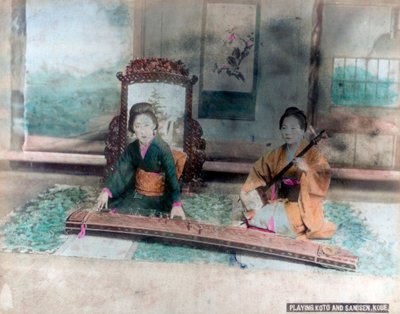 Música japonesa: mujeres tocando Koto y Samisen, Kobe, Japón de Unbekannt