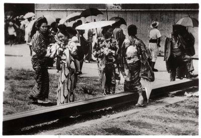 Mujeres japonesas junto al hangar del Zeppelin, Kasumigaura, Japón, 1929-1933 de Unbekannt