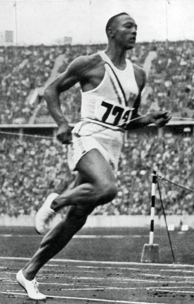 Jesse Owens al final de los 100m en los Juegos Olímpicos de Berlín, 1936 de Unbekannt