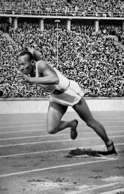 Jesse Owens en el inicio de los 200 metros en los Juegos Olímpicos de Berlín de Unbekannt
