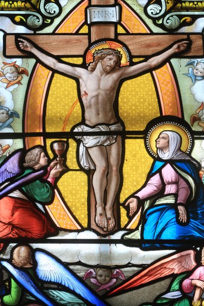 Jesucristo en la cruz. Vidriera. Santuario de Nuestra Señora de la Salette, La Salette-Fallavaux, Francia de Unbekannt
