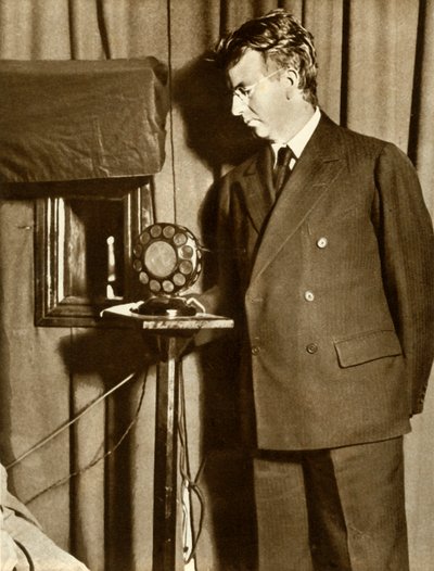 John Logie Baird viendo la primera obra televisada, 14 de julio de 1930, 1935 de Unbekannt