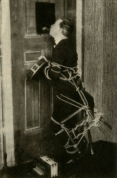 John Nevil Maskelyne realiza una ilusión de gabinete espiritual, c1910 de Unbekannt