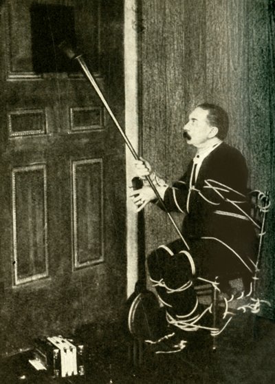 John Nevil Maskelyne realiza una ilusión de gabinete espiritual, c1910 de Unbekannt