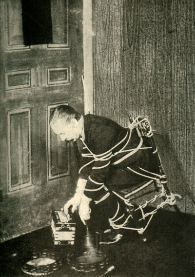 John Nevil Maskelyne realiza una ilusión de gabinete espiritual, c. 1910 de Unbekannt