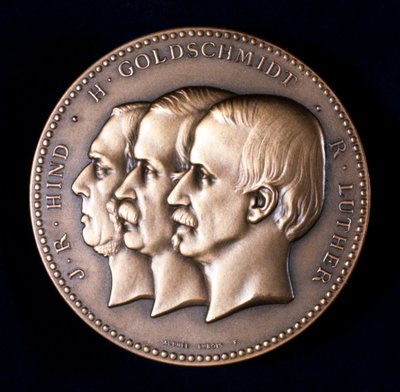 John Russell Hind, Hermann Goldschmidt y Robert Luther, astrónomos, c. 1900 de Unbekannt