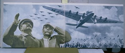 Joseph Stalin (1879-1953) y Maxim Gorky (1868-1936) observando un avión con el nombre del escritor, ilustración de 