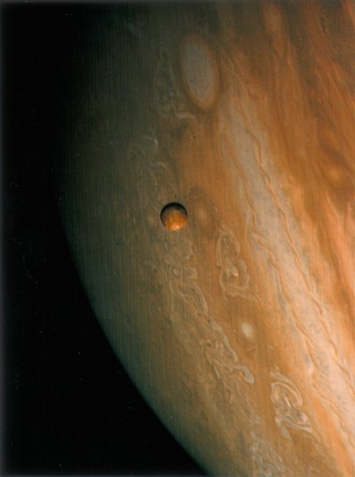 Júpiter e Ío, una de sus lunas, 1979 de Unbekannt