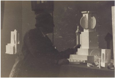 Kazimir Malevich en su estudio de Unbekannt