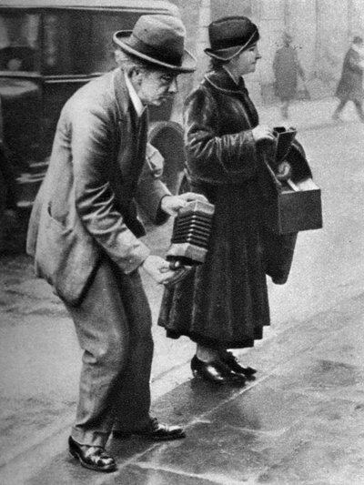 Tocador de concertina en la acera, Holborn, Londres, 1926-1927 de Unbekannt