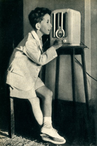 El rey Faisal de Irak escuchando una transmisión preparada para su cumpleaños por la BBC, 1942 de Unbekannt