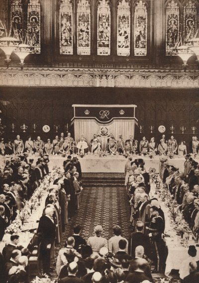 El rey Jorge VI y la reina Isabel asistiendo a un almuerzo para celebrar la coronación, 1937 de Unbekannt
