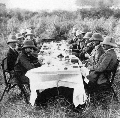Rey Jorge V 1865-1936 almorzando después de cazar tigres en Nepal, 1911 de Unbekannt