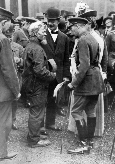 El rey Jorge V y la reina María con un constructor naval, Birkenhead, Primera Guerra Mundial, 1914-1918, c1920 de Unbekannt