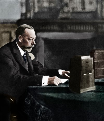 El rey Jorge V transmitiendo al imperio el día de Navidad, Sandringham, 1935 de Unbekannt