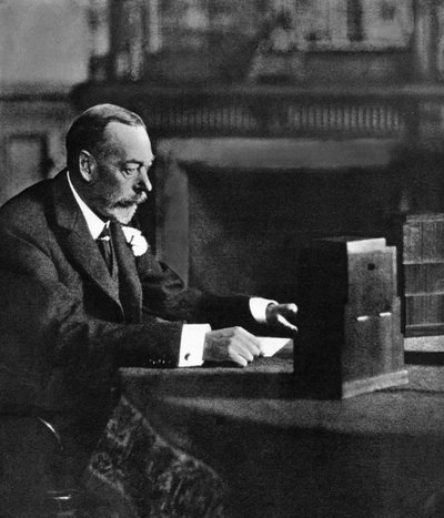 El rey Jorge V transmitiendo al imperio en el día de Navidad, Sandringham, 1935 de Unbekannt