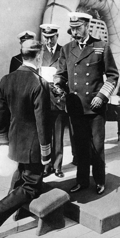 El rey Jorge V nombra caballero al vicealmirante Pakenham a bordo del HMS Princess Royal, c. 1930s de Unbekannt