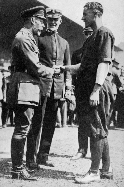 El rey Jorge V recibiendo a un soldado estadounidense que había estado jugando béisbol, c1910s 1936 de Unbekannt