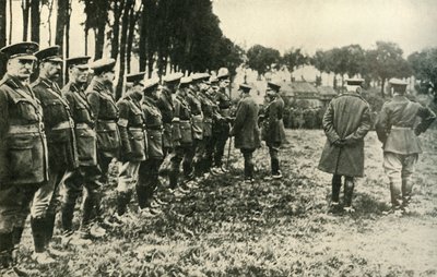 El Rey Jorge V visita a las fuerzas aliadas en la línea del frente, Primera Guerra Mundial, 1915, c. 1920 de Unbekannt