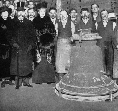 El Rey Jorge con la campana de la Victoria para la Abadía de Westminster, c. 1910s-c. 1920s 1936 de Unbekannt