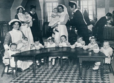 Guardería Kingsway Hall para niños con padres en la guerra y madres que están trabajando, 1914 de Unbekannt