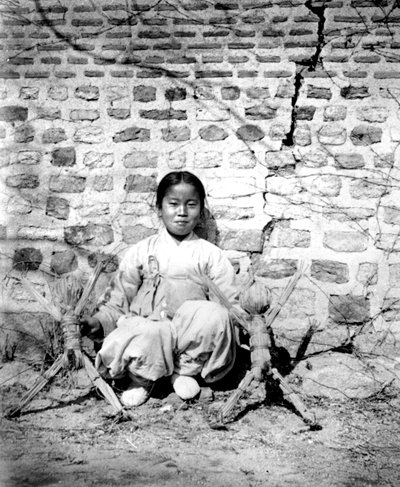 Niña coreana con muñecas, 1900 de Unbekannt