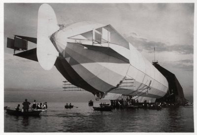 LZ 6 entrando en un hangar flotante, Halle, Alemania, c1909-1910 1933 de Unbekannt