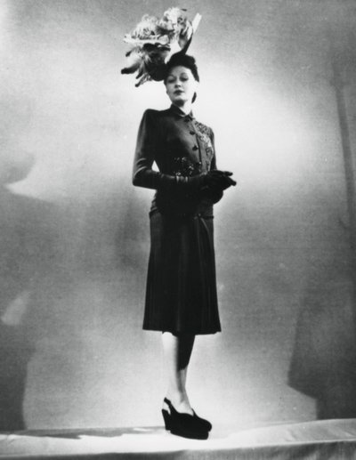 La mujer chic, atuendo del diseñador de moda francés Jacques Fath, París, enero de 1943 de Unbekannt
