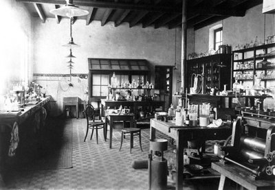 Laboratorio de Alfred Nobel en su villa en Sanremo, 1890s de Unbekannt