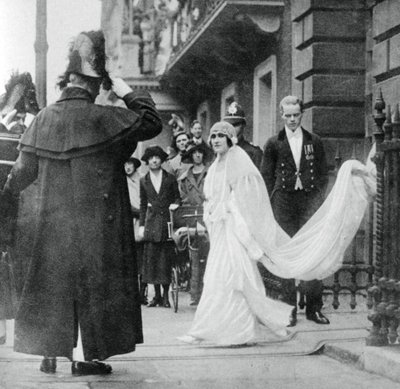 Lady Elizabeth Bowes-Lyon camino a casarse en la Abadía de Westminster, 26 de abril de 1923, 1937 de Unbekannt