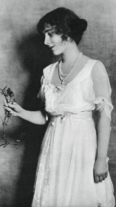 Lady Elizabeth Bowes-Lyon con un clavel rojo, 1923, 1937 de Unbekannt