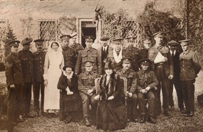Lady Elizabeth con la Condesa de Strathmore y soldados heridos convalecientes, 1916 de Unbekannt