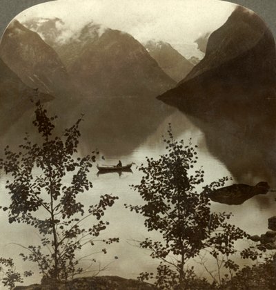 Lago Loen - alimentado por glaciares en sus costas montañosas cubiertas de nubes - Noruega, c1905 de Unbekannt