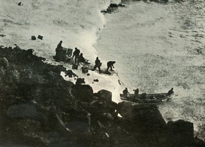 Descargando suministros del barco en el primer lugar de desembarco, c1908, 1909 de Unbekannt