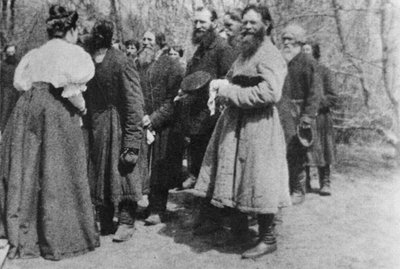 Terrateniente dando el saludo pascual a sus campesinos, Rusia, 1890s de Unbekannt
