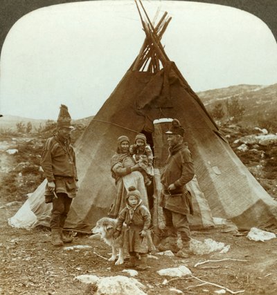 Familia lapona y perro de trineo - fuera de su casa de verano - en una ladera en Noruega, c. 1905 de Unbekannt