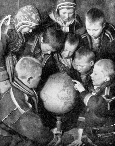 Niños lapones mirando un globo terráqueo, 1936 de Unbekannt