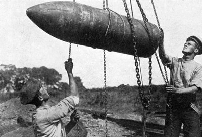 Gran proyectil en camino al frente, Primera Guerra Mundial, 1914-1916, c. 1920 de Unbekannt