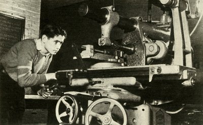 Aprendiendo su oficio, c1948 de Unbekannt