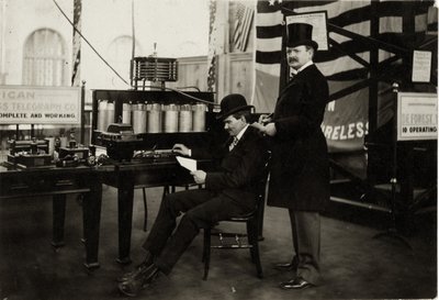 Lee DeForest (sentado) enviando un mensaje telefónico inalámbrico en el Departamento de Electricidad en la Feria Mundial de 1904 de Unbekannt
