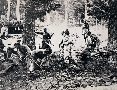 Legionarios en el frente de la Sierra cortando pinos y llenando bolsas para hacer refugios contra aviones enemigos de Unbekannt