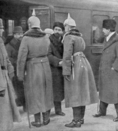 Leon Trotsky llegando a las negociaciones de paz con los alemanes, Brest-Litovsk, 7 de enero de 1918 de Unbekannt