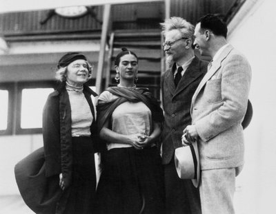 Leon Trotsky con su esposa Natalia Sedova y la artista mexicana Frida Kahlo, 1937 de Unbekannt