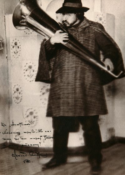 Leonid Andreyev, autor ruso, tocando un instrumento musical, c1900 de Unbekannt