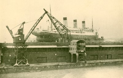 Levantando un majestuoso 56,551 toneladas en el dique flotante en Southampton, c. 1930 de Unbekannt